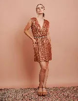 Cinto de strass plateado con tres hileras de piedras brillantes.