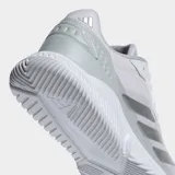 Championes de pádel Adidas Courtquick, color blanco con detalles plateados. Presentan un exterior textil liviano, estructura Slingframe para mayor estabilidad y mediasuela Cloudfoam Plus para una amortiguación flexible.