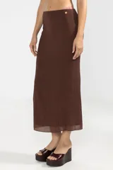 Falda midi marrón de tejido acanalado, corte al cuerpo y detalle de logo en cobre.