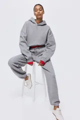 Pantalón deportivo de tiro alto confeccionado en felpa de mezcla de algodón con interior cepillado. Presenta cintura elástica con cordón de ajuste, bolsillos laterales al bies y puños elásticos en los bajos.