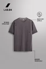Camiseta de running Zara Athleticz confeccionada en tejido técnico semitransparente, ligero y elástico. Presenta cuello redondo, manga corta y bajo con aberturas laterales con acabados termofijados.