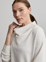 Sweater jogger largo color crema con cuello tortuga.