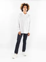 Camisa de manga larga blanca, con cuello camisero y bolsillo de parche en el pecho.