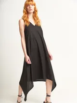 Vestido negro con escote en V y corte irregular con picos en los costados. Incluye lazo de algodón a tono para ajustar en la cintura.