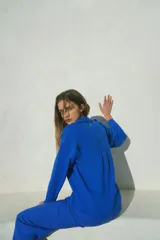 Camisa azul de lino y viscosa, de manga larga y corte holgado.