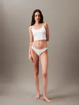 Colaless de algodón con cintura elástica distintiva de Calvin Klein. Diseño de talle medio con bordes planos para mayor comodidad.