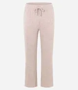 Conjunto de pijama de tres piezas confeccionado en tricot, compuesto por una blusa de cuello redondo, un pantalón de corte recto con cintura elástica y una bata larga abierta. Presenta una textura suave y fluida en color beige.