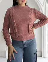 Sweater rosado de tejido de punto con cuello alto y mangas largas con diseño de trenzas.
