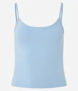 Blusa cropped blanca de algodón con breteles finos.