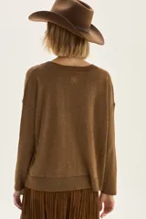 Sweater de punto con escote en V y manga larga, confeccionado en viscosa con hilos de lurex que le brindan un acabado brillante y un calce cómodo.
