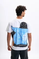 Remera blanca de manga corta con estampa gráfica en la espalda que muestra a Darth Vader sosteniendo un plano de la Estrella de la Muerte.