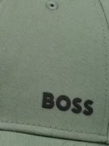 Gorro tipo gorra Boss modelo Bold, de color blanco con detalle de la marca en relieve en el lateral frontal.