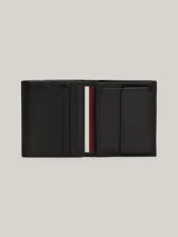Billetera plegable Tommy Hilfiger de cuero granulado color negro, con logo en relieve en el frente y cinta distintiva en el interior.