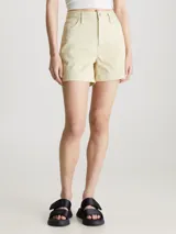 Shorts color crema de sarga de algodón elástica, talle alto, con bragueta con cremallera, diseño de cinco bolsillos, acabado ligeramente lavado y herrajes de Calvin Klein.