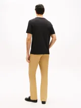 Remera de punto de manga corta y cuello redondo, color negro, con estampado frontal del logo de Tommy Hilfiger y corte regular.