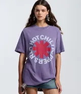 Remera de algodón color lila con estampado frontal del logo de la banda Red Hot Chili Peppers en rojo y blanco. Tiene cuello redondo y mangas cortas.