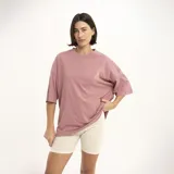 Remera manga corta color marrón con estampado de una flor dorada en el pecho.