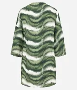 Kimono texturizado confeccionado en viscosa, con escote en V, sisas desplazadas, lazo en la cintura y estampa abstracta que simula follaje.