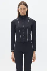 Campera ajustada de lycra negra con cierre frontal y detalles de líneas blancas.