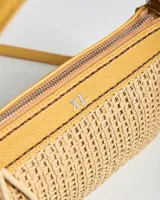 Bandolera XL Extra Large, modelo Fancy, confeccionada en material textil tejido de red con detalles y asa corta en tono amarillo. Cuenta con cierre superior y correa ajustable y desmontable para llevar al hombro o cruzada.