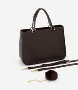 Cartera satchel mediana color beige, con cierre de cremallera, correa de mano y bretel largo desmontable. Incluye un llavero de pompón de piel sintética.