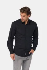 Camisa de hombre color celeste, de manga larga con presilla para enrollar, bolsillo en el pecho y confeccionada 100% en algodón.