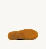 Championes Autry Medalist Low color marrón, confeccionados en gamuza con detalles perforados en la puntera y logo de la marca en el lateral.