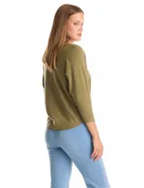 Buzo de tejido fino con escote en V, mangas tres cuartos estilo dolman y corte holgado.