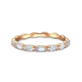 Anillo con baño de oro rosa y piedras blancas talla Marquise.