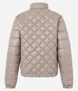 Campera Marfinno de cuello alto con cierre frontal, bolsillos laterales y diseño capitoneado con efecto acolchado.