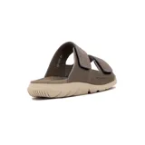 Sandalia de hombre color kaki (marrón grisáceo) con dos tiras ajustables mediante velcro y suela ergonómica bicolor (marrón y beige).