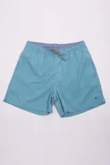 Short de baño amarillo con cintura elástica y cordón ajustable. Presenta bolsillos laterales, un bolsillo trasero y logo bordado en la parte inferior. Incluye suspensor interno y está confeccionado en tela ligera de secado rápido.