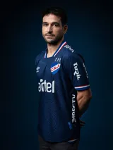 Camiseta de fútbol Umbro del Club Nacional de Football, modelo Away 2. Diseño azul con detalles en blanco y rojo en cuello y mangas. Incluye logo de Umbro, escudo del club y sponsor Antel en el frente.