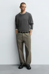 Mocasín de vestir de cuero negro, con antifaz y suela track.