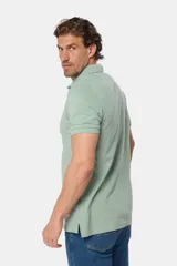 Remera polo de piqué, color azul, de manga corta con cuello en Rib y botones personalizados.