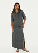 Chaqueta color crudo con cuello camisero, cierre frontal con botones, mangas 3/4 con puños arremangados y dos bolsillos de parche en el pecho.