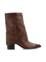 Bota de caña alta de cuero liso en color marrón, con diseño de polaina incorporada, taco medio y acabado en punta.