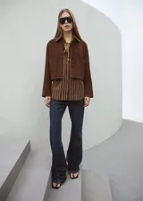 Camisa de algodón con diseño de rayas verticales en tonos marrón y beige, de manga larga, cuello camisero y cierre frontal de botones.