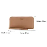 Billetera Guess modelo Amorette, color beige de cuero sintético con cierre perimetral y tira de muñeca. Cuenta con el logotipo de la marca en letras metálicas doradas en el frente.
