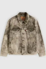 Campera tipo trucker de corte relajado, confeccionada en denim con un acabado desgastado en tono marrón claro. Presenta cierre frontal con botones metálicos, bolsillos con solapa en el pecho y costuras reforzadas.