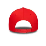 Gorro tipo snapback New Era, color rojo, con el logo del equipo de baloncesto Chicago Bulls bordado en el frente y la palabra "BULLS" bordada en la visera.