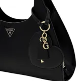 Cartera Guess modelo Isobel de formato hobo, color negro, con estructura rígida y cierre superior. Presenta detalle de logo triangular metálico en el frente y colgante decorativo en forma de corazón con herrajes dorados.
