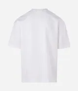 Remera de corte boxy color blanco, con cuello redondo, mangas cortas y detalle de lettering engomado en el pecho. Confeccionada en tejido de poliéster y algodón.