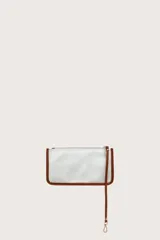Bolso tipo tote de textura tejida en color blanco, con detalles de ribetes y asas trenzadas en color marrón. Incluye una etiqueta decorativa colgante en el mismo tono de las asas.