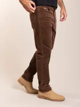 Pantalón de corte regular confeccionado en pana color marrón, con cierre de botón y cremallera, y bolsillos laterales y traseros.