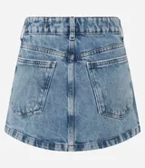 Pollera mini de jean color negro, con cintura mediana, trabillas para cinturón, bolsillos laterales y cierre frontal con botón y cremallera.