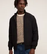 Campera bomber azul con cuello alto, cierre frontal con cremallera, bolsillos laterales y puños y cintura elastizados.