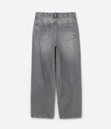 Pantalon baggy de jean gris con efecto deslavado, tiro medio, cierre con boton y cremallera, trabillas para cinturon y bolsillos delanteros y traseros.