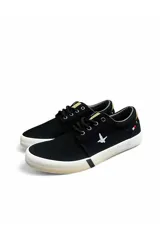 Calzado náutico azul marino con cordones oscuros, suela blanca de goma y detalle de logo bordado en el lateral. Cuenta con ojales metálicos y apliques en marrón claro.