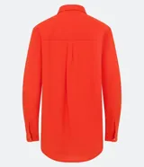 Camisa de manga larga color verde lima, con cuello camisero y botonadura frontal. Presenta un dobladillo trasero más largo que el delantero.